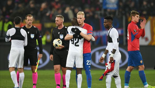 CSKA's and Ludogorets' players shake each others hands after the Europa League Group H soccer match between CSKA Moscow and Ludogorets Razgrad, in Moscow, Russia. - Sputnik International