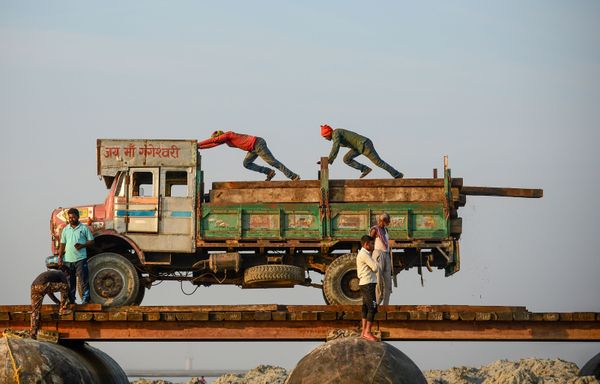 Labourers push wooden boards before carrying them to construct a temporary pontoon bridge over the Ganges River for the upcoming Hindu festival of Magh Mela in Allahabad on 24 November 2019. Labourers push wooden boards before carrying them to construct a temporary pontoon bridge over the Ganges River for the upcoming Hindu festival of Magh Mela in Allahabad on 24 November 2019. - Sputnik International