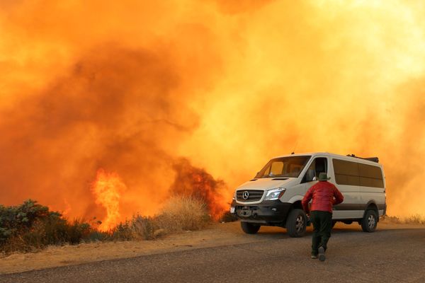 A man rushes to move his van as flames approach from a wildfire dubbed the Cave Fire, burning in the hills of Santa Barbara, California, US, 26 November 2019. A man rushes to move his van as flames approach from a wildfire dubbed the Cave Fire, burning in the hills of Santa Barbara, California, US, 26 November 2019. - Sputnik International