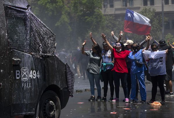 Demonstrators stand in front of a riot police vehicle during a protest against the Chilean government in front of the La Moneda presidential palace in Santiago on 26 November 2019. Demonstrators stand in front of a riot police vehicle during a protest against the Chilean government in front of the La Moneda presidential palace in Santiago on 26 November 2019. - Sputnik International
