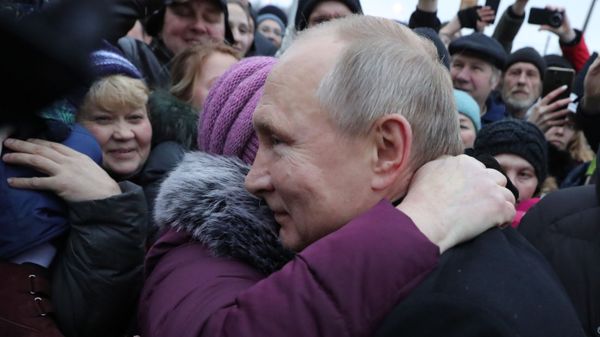Russian President Vladimir Putin speaking to people after unveiling the monument to late Russian and Soviet writer and public figure Daniil Granin Russian President Vladimir Putin speaking to people after unveiling the monument to late Russian and Soviet writer and public figure Daniil Granin - Sputnik International