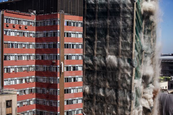 This picture, taken on 24 November 2019, shows the Bank of Lisbon building imploding in Johannesburg, South Africa. This picture, taken on 24 November 2019, shows the Bank of Lisbon building imploding in Johannesburg, South Africa. - Sputnik International