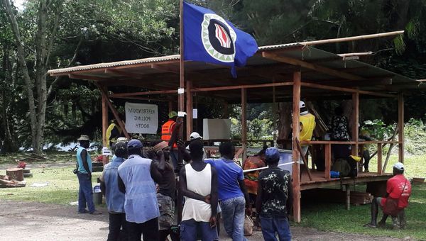  Residents hold a Bougainville flag at a polling station during a non-binding independence referendum in Arawa, on the Papua New Guinea island of Bougainville November 26, 2019 - Sputnik International