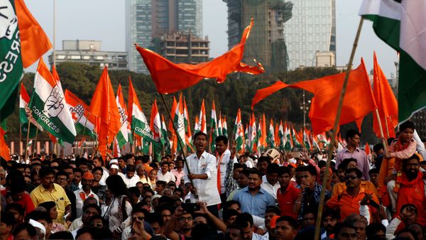 Supporters of Shiv Sena, Nationalist Congress Party (NCP) and the Congress party wave flags and shout slogans before the swearing-in ceremony of Shiv Sena party leader Uddhav Thackeray as chief minister of Maharashtra in Mumbai, India, November 28, 2019 - Sputnik International