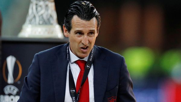 Soccer Football - Europa League Final - Chelsea v Arsenal - Baku Olympic Stadium, Baku, Azerbaijan - May 29, 2019    Arsenal manager Unai Emery looks dejected as he walks past the Europa League trophy after the match  - Sputnik International