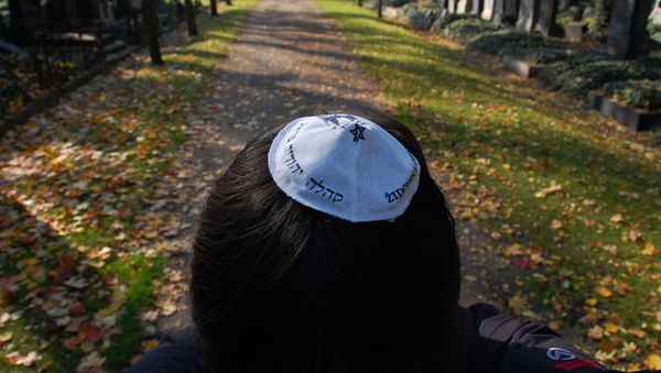 A kippa is required before entering the Jewish Cemetery. - Sputnik International