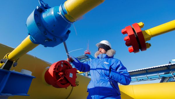 An employee checks a gas valve at the Atamanskaya compressor station, part of Gazprom's Power Of Siberia gas pipeline outside the far eastern town of Svobodny, in Amur region, Russia November 29, 2019 - Sputnik International