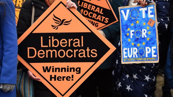Supporters wait for the arrival of Britain's opposition Liberal Democrats leader Jo Swinson for a general election campaign visit to an eco home building site in Sheffield, north England on November 22, 2019 - Sputnik International