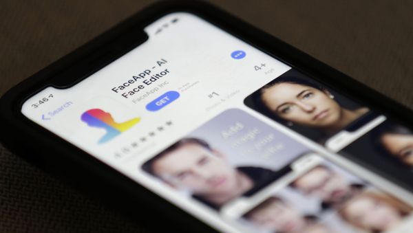 FaceApp is displayed on an iPhone - Sputnik International