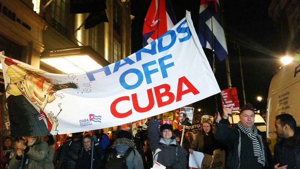 Rob Miller of Cuba Solidarity Campaign holds banner as anti-NATO demonstration moves from Trafalgar Sq to Buckingham Palace Rob Miller of Cuba Solidarity Campaign holds banner as anti-NATO demonstration moves from Trafalgar Sq to Buckingham Palace - Sputnik International