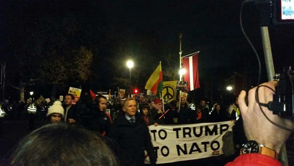 Police finally open the gates at 18.00 and let through protestor to continue to Buckingham Palace - Sputnik International