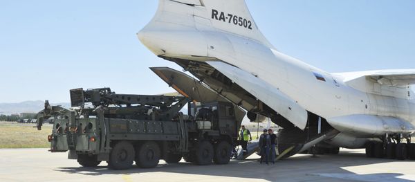 Military officials work around a Russian transport aircraft, carrying parts of the S-400 air defense systems, after it landed at Murted military airport outside Ankara - Sputnik International