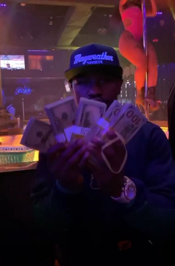 Media Suspects Floyd Mayweather of Flaunting Instagram Rules With Video of Topless Strippers Media Suspects Floyd Mayweather of Flaunting Instagram Rules With Video of Topless Strippers - Sputnik International