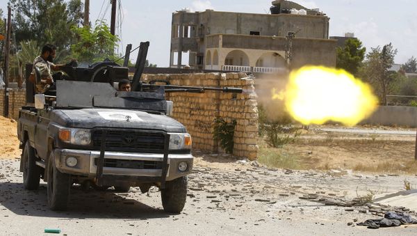 A fighter loyal to the internationally recognised Libyan Government of National Accord (GNA) fires a truck-mounted gun during clashes with forces loyal to strongman Khalifa Haftar in the capital Tripoli's suburb of Ain Zara, on September 7, 2019. - Sputnik International