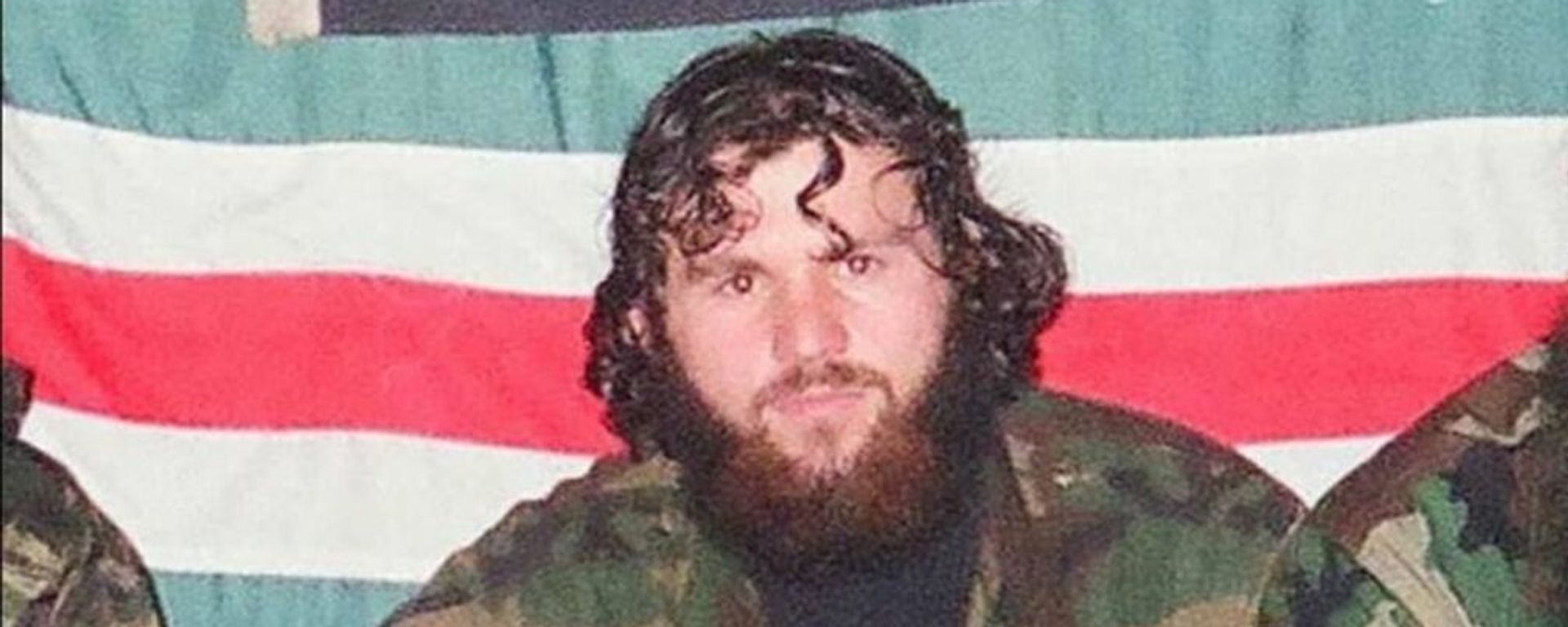 Zelimkhan Khangoshvili is pictured against the backdrop of the flag of the unrecognised Chechen Republic of Ichkeria during the Chechen conflict. - Sputnik International, 1920, 10.10.2020