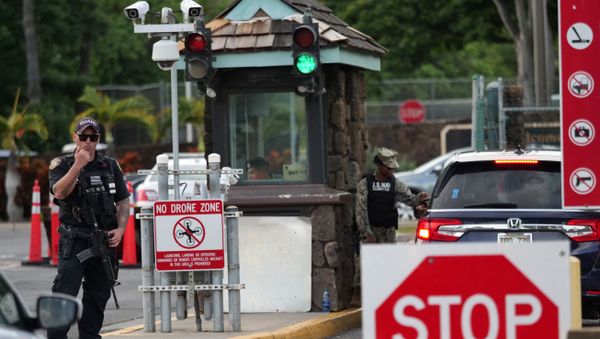 A guard stands by at the Nimitz Gate of Pearl Harbor in Hawaii shortly after a sailor fatally shot two civilians at the Pearl Harbor Naval Shipyard in Honolulu, Hawaii on 4 December 2019.  - Sputnik International