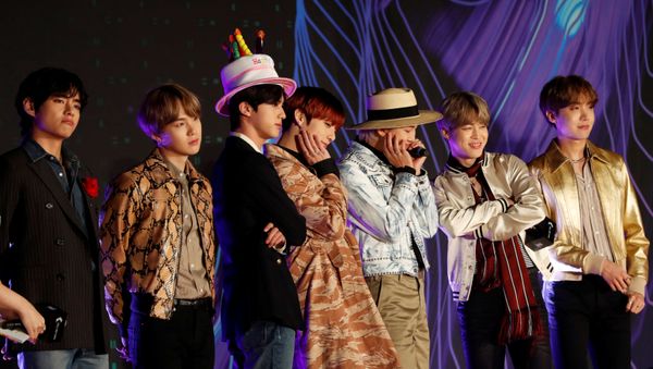 Members of South Korean boy band BTS pose on the red carpet during the annual MAMA Awards at Nagoya Dome - Sputnik International