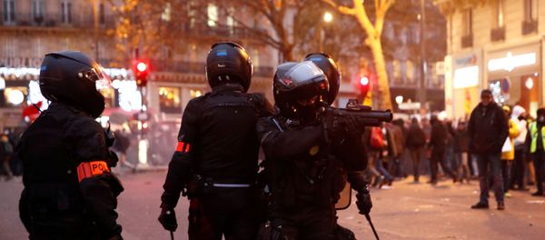 French CRS riot police secure an area during clashes at a demonstration against French government's pensions reform plans in Paris as part of a day of national strike and protests in France, December 5, 2019. French CRS riot police secure an area during clashes at a demonstration against French government's pensions reform plans in Paris as part of a day of national strike and protests in France, December 5, 2019. - Sputnik International