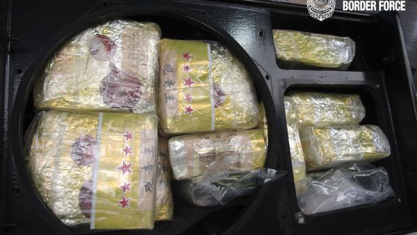 Australian police seize drugs hidden inside stereo speakers - Sputnik International