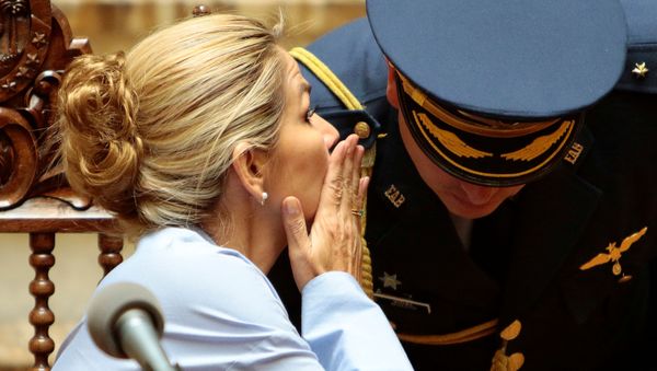 Bolivia's interim President Jeanine Anez talks to a military officer during a ceremony at the presidential palace in La Paz, Bolivia, November 29, 2019. - Sputnik International
