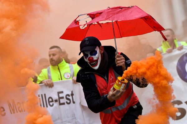 A man wearing a clown mask and waving a smoke bomb takes part in a demonstration to protest against the pension overhauls, in Marseille, southern France, on December 5, 2019 as part of a national general strike. A man wearing a clown mask and waving a smoke bomb takes part in a demonstration to protest against the pension overhauls, in Marseille, southern France, on December 5, 2019 as part of a national general strike. - Sputnik International