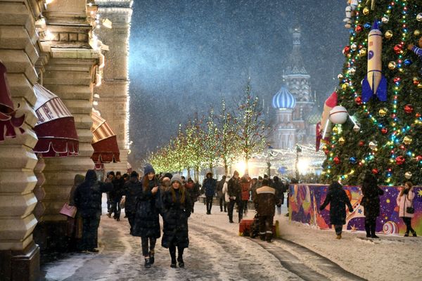 People enjoy walking on Red Square which was decorated for New Year celebrations People enjoy walking on Red Square which was decorated for New Year celebrations - Sputnik International