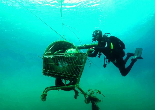 This picture released on November 30, 2019 by the Aegean Rebreath, a Greek organisation formed in 2017, shows volunteeres collecting a rusted shopping cart from the sea during an operation to protect Aegean biodiversity from waste, on the Ionian island of Zakynthos. This picture released on November 30, 2019 by the Aegean Rebreath, a Greek organisation formed in 2017, shows volunteeres collecting a rusted shopping cart from the sea during an operation to protect Aegean biodiversity from waste, on the Ionian island of Zakynthos. - Sputnik International