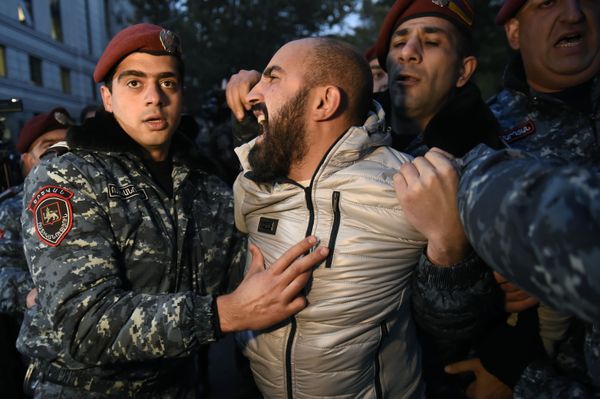 Young activists demanding the resignation of Armenian education minister Araik Arutyunyan clash with police in Yerevan. Young activists demanding the resignation of Armenian education minister Araik Arutyunyan clash with police in Yerevan. - Sputnik International