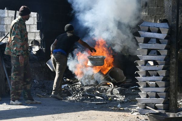 Workers melt aluminium bars outside Damascus. Workers melt aluminium bars outside Damascus. - Sputnik International