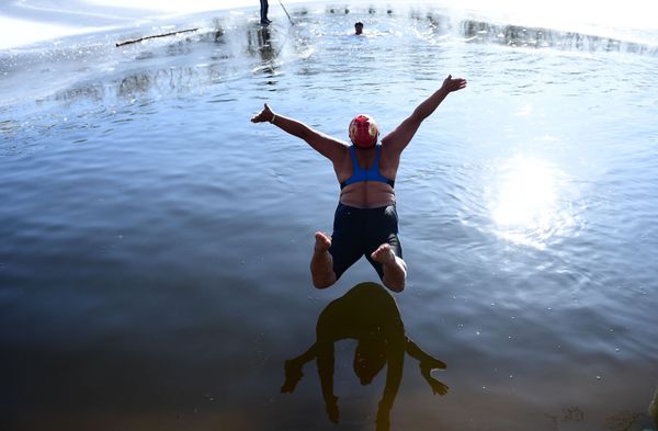 A woman jumps into a partly frozen lake at a park in Shenyang in China's northeast Liaoning province on December 2, 2019. A woman jumps into a partly frozen lake at a park in Shenyang in China's northeast Liaoning province on December 2, 2019. - Sputnik International