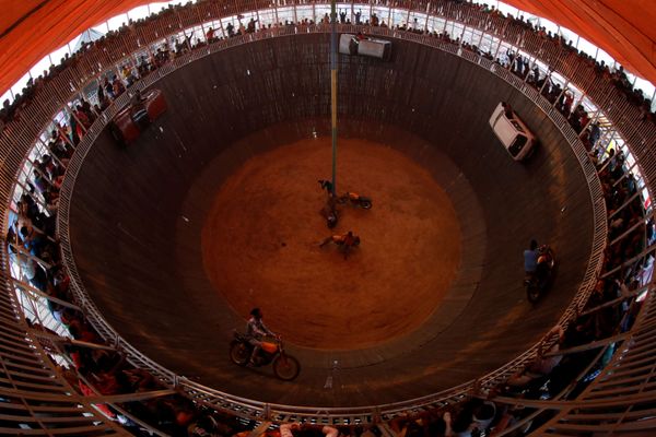 Stuntmen perform on the well of death during the Gadhimai Mela festival at Bariyarpur in Nepal December 4, 2019. Stuntmen perform on the well of death during the Gadhimai Mela festival at Bariyarpur in Nepal December 4, 2019. - Sputnik International
