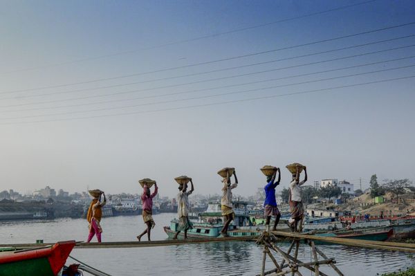 Labourers unload building materials from a cargo ship in Gabtoli, on the outskirts of Dhaka on December 3, 2019. Labourers unload building materials from a cargo ship in Gabtoli, on the outskirts of Dhaka on December 3, 2019. - Sputnik International