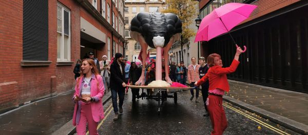 Extinction Rebellion (XR) demonstrators form a procession with a large four-metre-tall mock ostrich to protest climate change at its Operation: BIG BIRD rally in Westminster on 6 December 2019 - Sputnik International