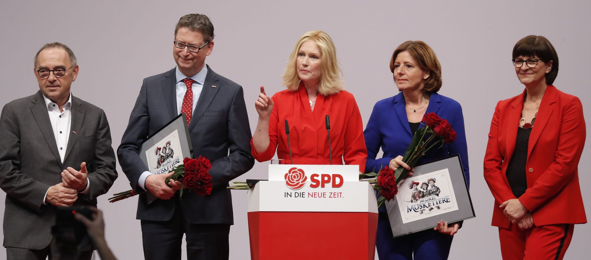 Germany's social democratic SPD party co-leader Norbert Walter-Borjans, SPD member Thorsten Schaefer-Guembel, Mecklenburg-Western Pomerania's state premier SPD Manuela Schwesig, outgoing Interim leader of Germany's social democratic SPD party Malu Dreyer and Germany's social democratic SPD party co-leader Saskia Esken stand on stage after new co-leaders have been elected during the party congress of Germany's Social Democrats (SPD) at the fairgrounds in Berlin, on December 6, 2019. Germany's social democratic SPD party co-leader Norbert Walter-Borjans, SPD member Thorsten Schaefer-Guembel, Mecklenburg-Western Pomerania's state premier SPD Manuela Schwesig, outgoing Interim leader of Germany's social democratic SPD party Malu Dreyer and Germany's social democratic SPD party co-leader Saskia Esken stand on stage after new co-leaders have been elected during the party congress of Germany's Social Democrats (SPD) at the fairgrounds in Berlin, on December 6, 2019. - Sputnik International, 1920, 07.12.2019