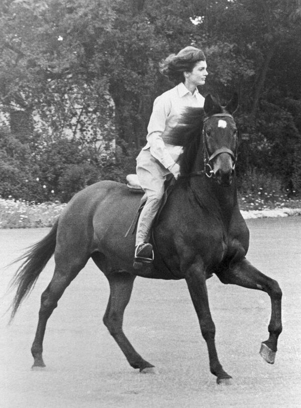 Jacqueline Kennedy takes her first ride on Sardar (chief), the bay gelding presented her by Pakistan President Mohammed Ayub Khan in Lahore, Pakistan on March 22, 1962 Jacqueline Kennedy takes her first ride on Sardar (chief), the bay gelding presented her by Pakistan President Mohammed Ayub Khan in Lahore, Pakistan on March 22, 1962 - Sputnik International