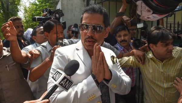 Robert Vadra (C), Indian businessman and husband of Indian politician Priyanka Gandhi (unseen), gestures as he arrives at the Directorate of Enforcement for questioning in a money laundering probe over the alleged possession of illegal foreign assets, in New Delhi on May 30, 2019. - Sputnik International