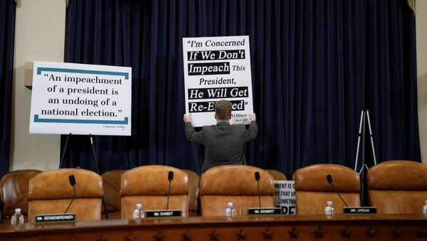 A Republican staff member adjusts a sign behind Republican seats on the dais at the first House Judiciary Committee hearing on the impeachment inquiry into U.S. President Donald Trump - Sputnik International