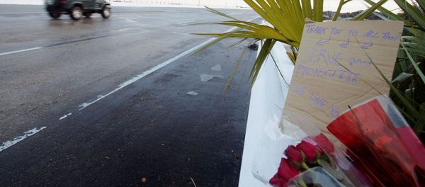 Flowers and a message are left on the entrance bridge after a member of the Saudi Air Force visiting the United States for military training was the suspect in a shooting at Naval Air Station Pensacola, in Pensacola, Florida, U.S. December 6, 2019. Flowers and a message are left on the entrance bridge after a member of the Saudi Air Force visiting the United States for military training was the suspect in a shooting at Naval Air Station Pensacola, in Pensacola, Florida, U.S. December 6, 2019. - Sputnik International