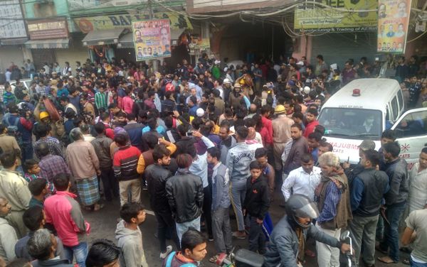 People gather on the street as a massive blaze breaks out at a factory in New Delhi's Anaj Mandi district People gather on the street as a massive blaze breaks out at a factory in New Delhi's Anaj Mandi district - Sputnik International