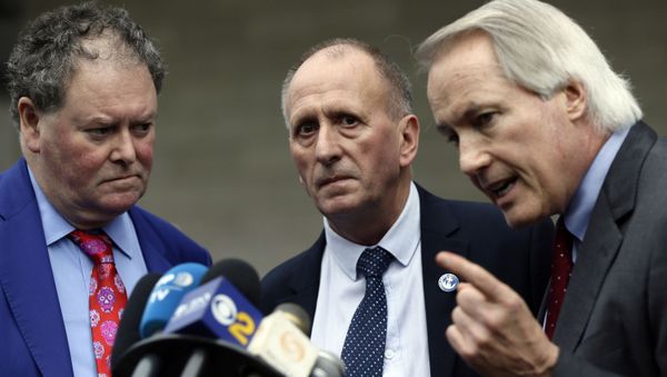 British cave explorer Vernon Unsworth, center, with his attorneys, Mark Stephens - Sputnik International