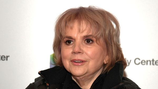 2019 Kennedy Center Honoree singer Linda Ronstadt,73, in a wheelchair and now unable to sing due to an illness, poses for photographers as she arrives for a gala dinner at the U.S. State Department, in Washington, U.S., December 7, 2019. - Sputnik International