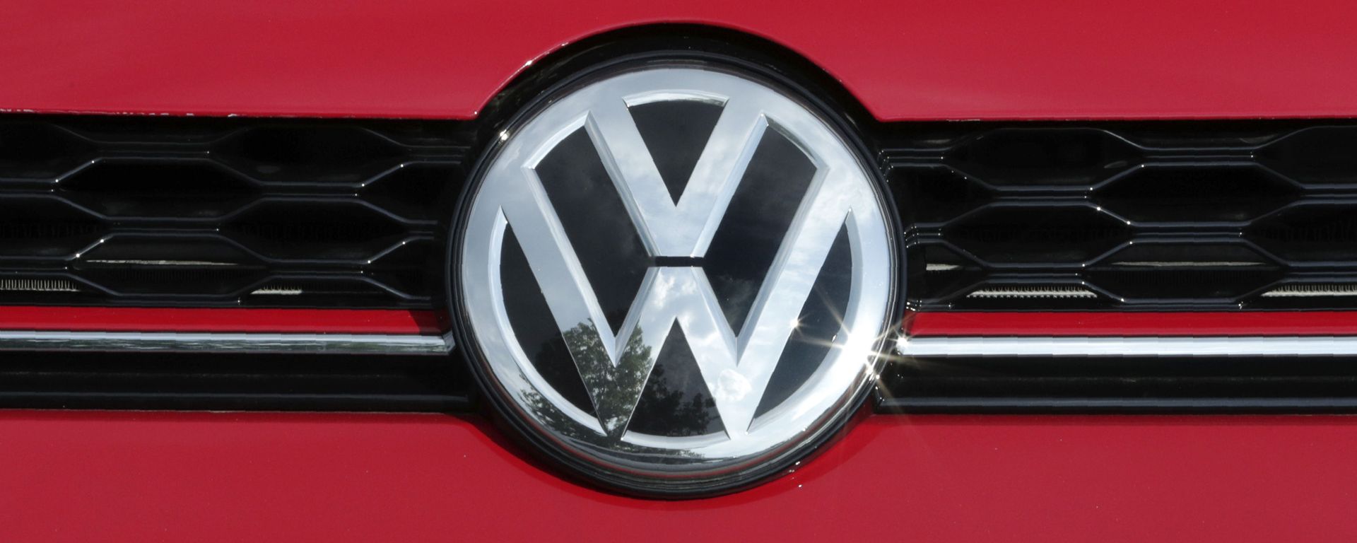 The Volkswagen logo at the Quirk dealership in Manchester - Sputnik International, 1920, 10.03.2022