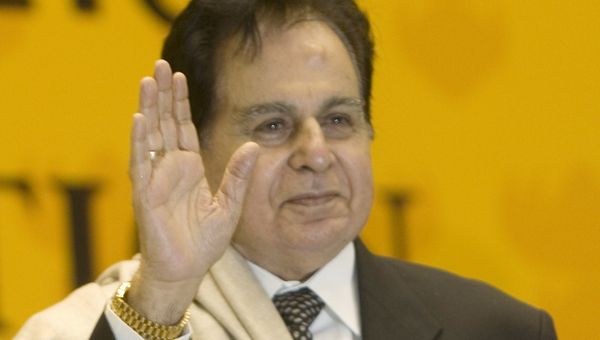 Veteran Bollywood actor Dilip Kumar acknowledges the audience on receiving a Lifetime Achievement award at the 54th National Film Award ceremony in New Delhi, India, Tuesday, Sept. 2, 2008 - Sputnik International