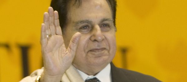 Veteran Bollywood actor Dilip Kumar acknowledges the audience on receiving a Lifetime Achievement award at the 54th National Film Award ceremony in New Delhi, India, Tuesday, Sept. 2, 2008 - Sputnik International