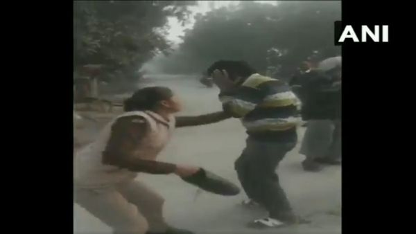  A woman constable thrashes a man for allegedly harassing girls on their way to school in Bithur area of Kanpu - Sputnik International