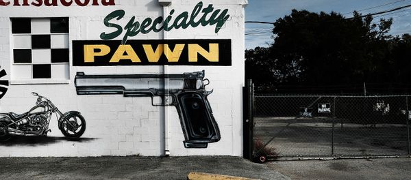   A pawn shop wall is painted with guns and other items in a struggling neighborhood in Pensacola, Florida, 3 December 2016. - Sputnik International