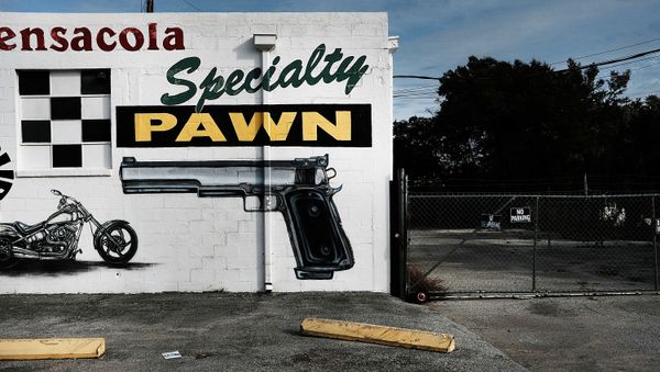   A pawn shop wall is painted with guns and other items in a struggling neighborhood in Pensacola, Florida, 3 December 2016. - Sputnik International