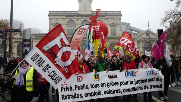Protesters demonstrate during a mass strike in Lille, northen France, Thursday, Dec. 5, 2019 - Sputnik International