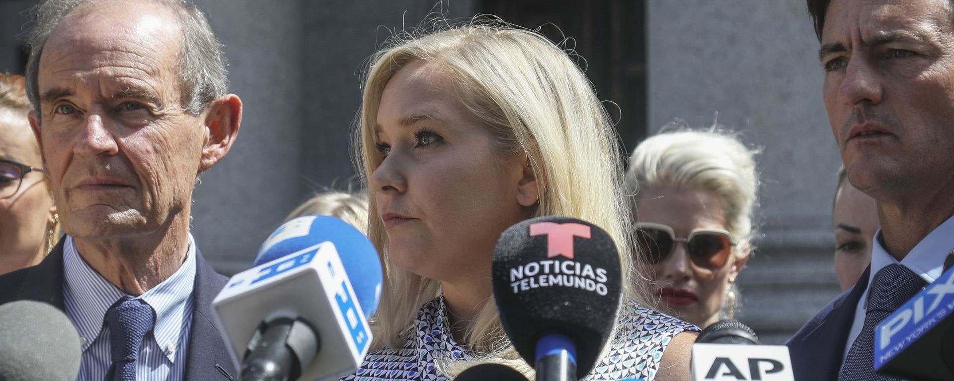 In this Aug. 27, 2019, photo, Virginia Roberts Giuffre, center, who says she was trafficked by sex offender Jeffrey Epstein, holds a news conference outside a Manhattan court where sexual assault claimants invited by a judge addressed a hearing following Epstein's jailhouse death in New York - Sputnik International, 1920, 30.12.2021