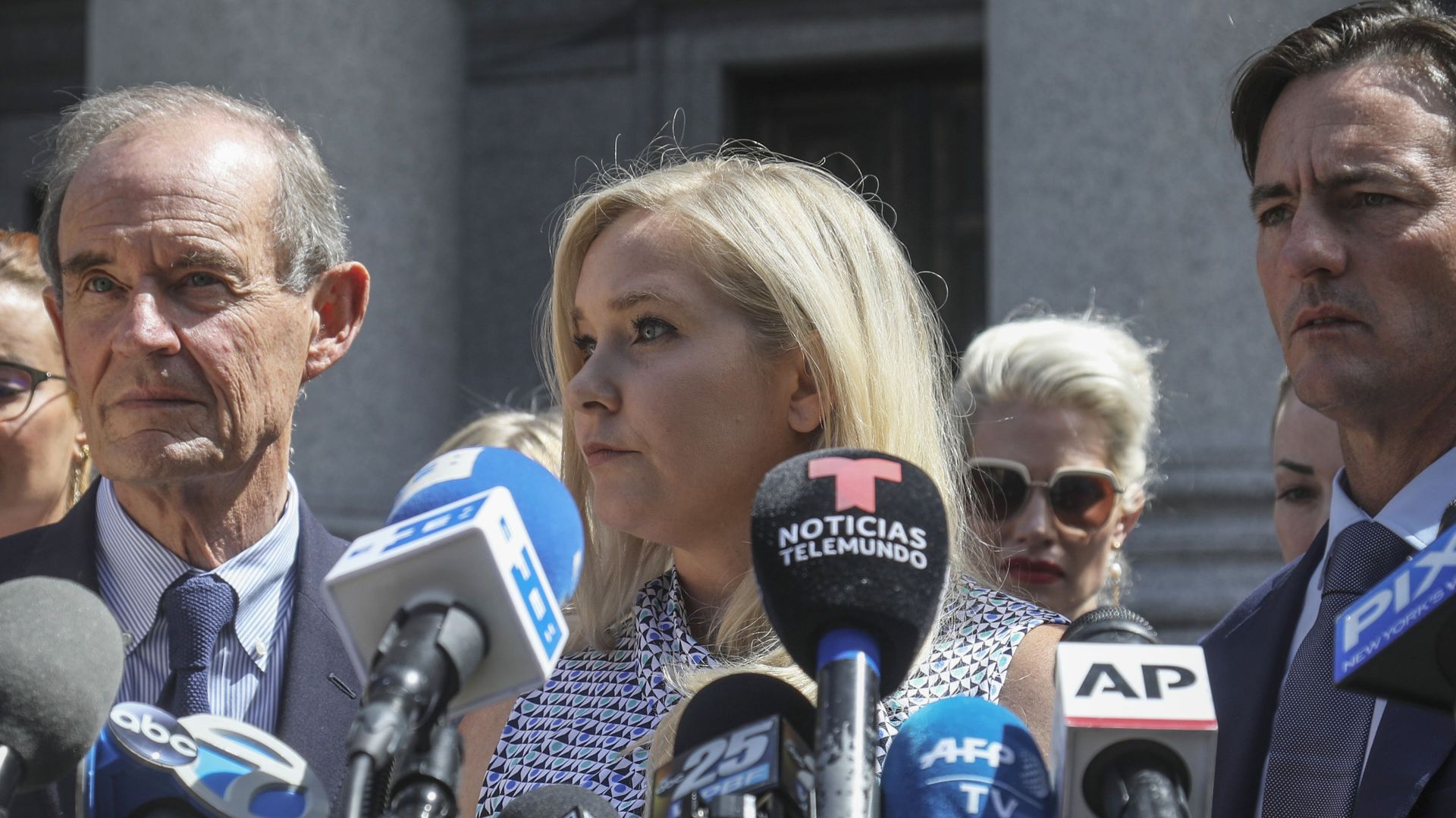 In this Aug. 27, 2019, photo, Virginia Roberts Giuffre, center, who says she was trafficked by sex offender Jeffrey Epstein, holds a news conference outside a Manhattan court where sexual assault claimants invited by a judge addressed a hearing following Epstein's jailhouse death in New York In this Aug. 27, 2019, photo, Virginia Roberts Giuffre, center, who says she was trafficked by sex offender Jeffrey Epstein, holds a news conference outside a Manhattan court where sexual assault claimants invited by a judge addressed a hearing following Epstein's jailhouse death in New York - Sputnik International, 1920, 16.01.2022